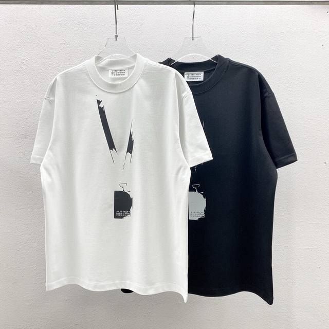顶级版本120【Mm6工牌印花Tee】 25Ss新款Maison Margiela/马吉拉铭牌工作牌数字印花短袖T恤，黑白就是百搭、极简风、高级感！ 面料采用2