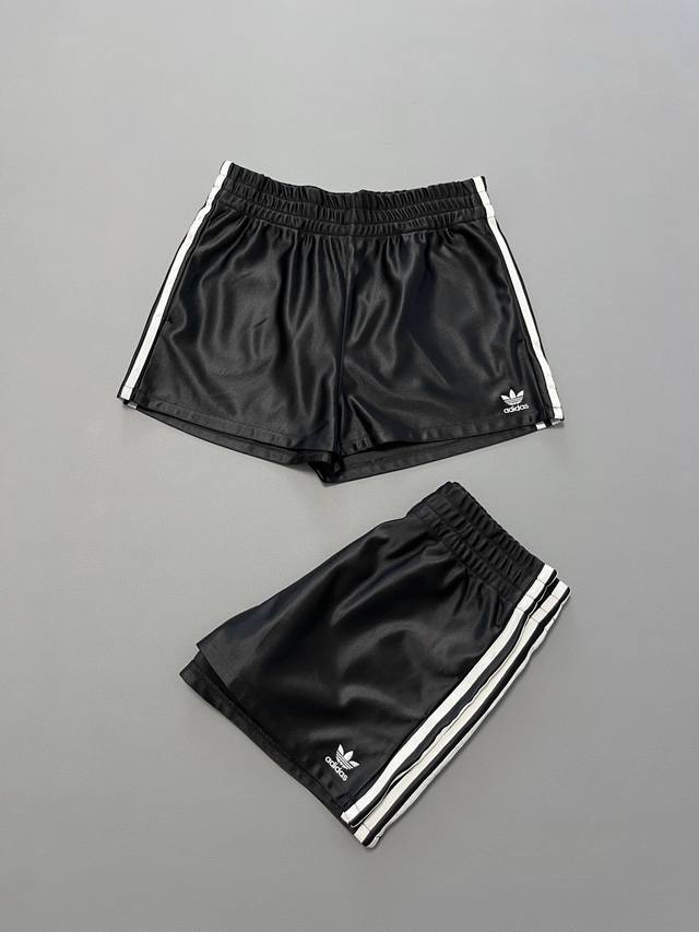 p100 Adidas/三叶草短裤热裤，对身材很友好的一款短裤，包容性极强，也不会轻易走光漏Pp。而且你压根不用花心思去考虑它的穿搭，小背心，衬衫，长T都可以自