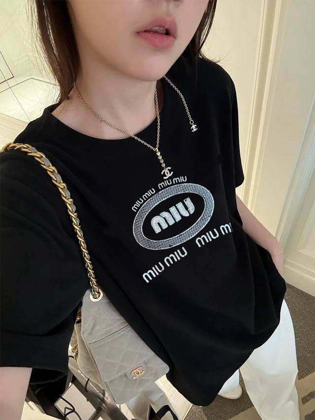 100 缪缪家新款网格刺绣字母Logo短袖T恤 今夏必备甜美与高级感并存！！ 刺绣图案也太吸精啦～又软又酷今年的新宠 永远百搭 永远显瘦的黑色T真的显白又高级