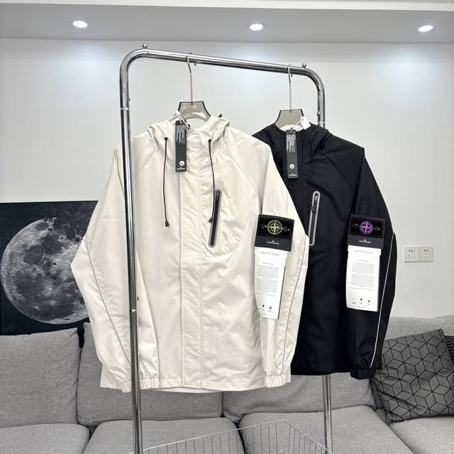 180 Stoneisland石头岛连帽反光冲锋衣外套【洗涤时建议袖标拆下】版型剪裁宽松 不显臃肿 超百搭，简直太好穿了 简洁风格，又飒又有型，随意搭配各种服装