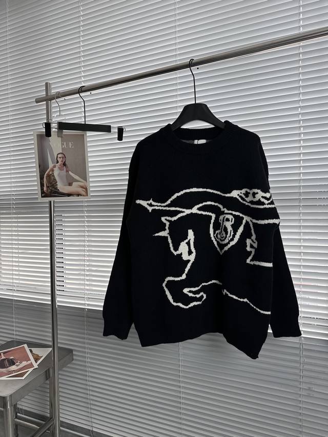 120 Burberry Bbr 巴宝莉 24Ss 专柜限量款简笔马术骑士图案黑战马提花情侣圆领针织毛衣 胸前图案双层提花刺绣 栩栩如生 宽松廓形剪裁 显瘦不挑