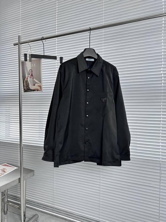 120Prada 普拉达 2024Ss经典订制三角标尼龙长袖衬衫外套 - 经典中性设计风格 - 时尚简约 男女百搭 - 全套定制辅料 复刻原版 颜色：黑色 尺码