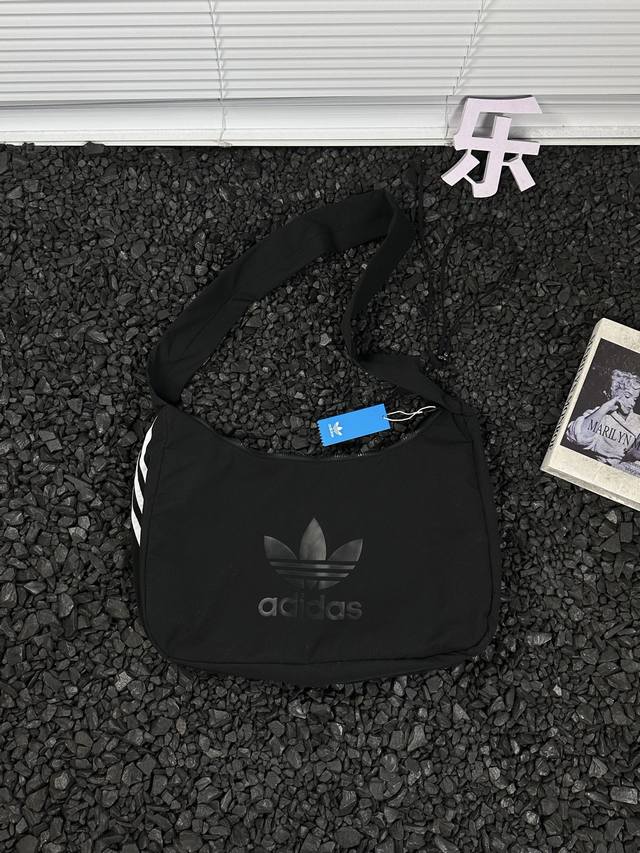 150 - 阿迪达斯Adidas 黑色 三叶草云朵包单肩挎包运动手提挎包 - 非常适合日常轻装出行，这款小包非常简约、轻盈、便捷，其容量设计恰到好处，可以收纳午