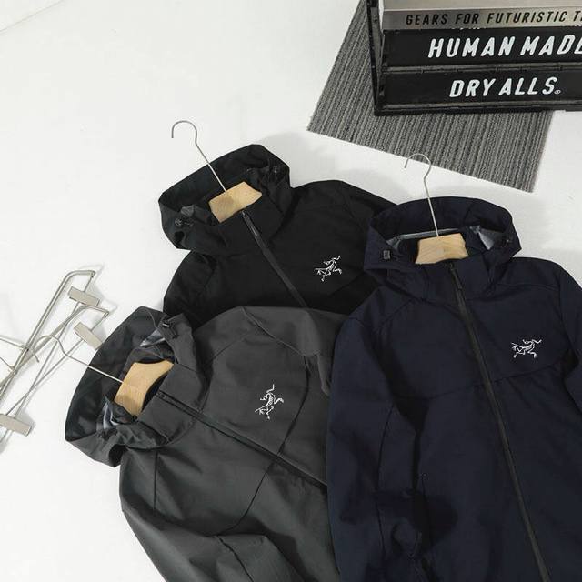 220 arc‘Teryx/始祖鸟新款软壳户外可拆卸帽外套！ 产品特性： 放风雨，防静电，抗撕耐磨！ 做到了即轻量，又具备很好的三防效果， 轻松应对各种户外复杂