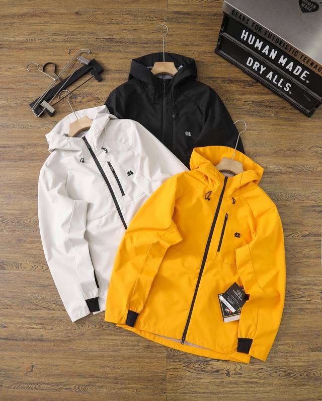 240 Kolon Sport—克隆春秋季新款三色户外软壳冲锋衣 3D立体硅胶Logo经典软壳户外防风防泼水软壳 .专业级户外连帽冲锋衣夹克外套.极地防水冲锋衣