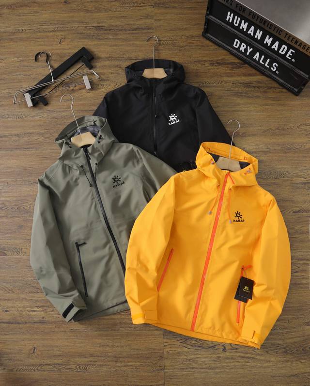 310 kailas 凯乐石25Ss春季新款户外硬壳连帽防风防水冲锋衣外套！ 面料采用轻薄、防泼水透气，柔软耐磨的N4防风，透气，轻量，耐磨，Dwr处理（防泼水