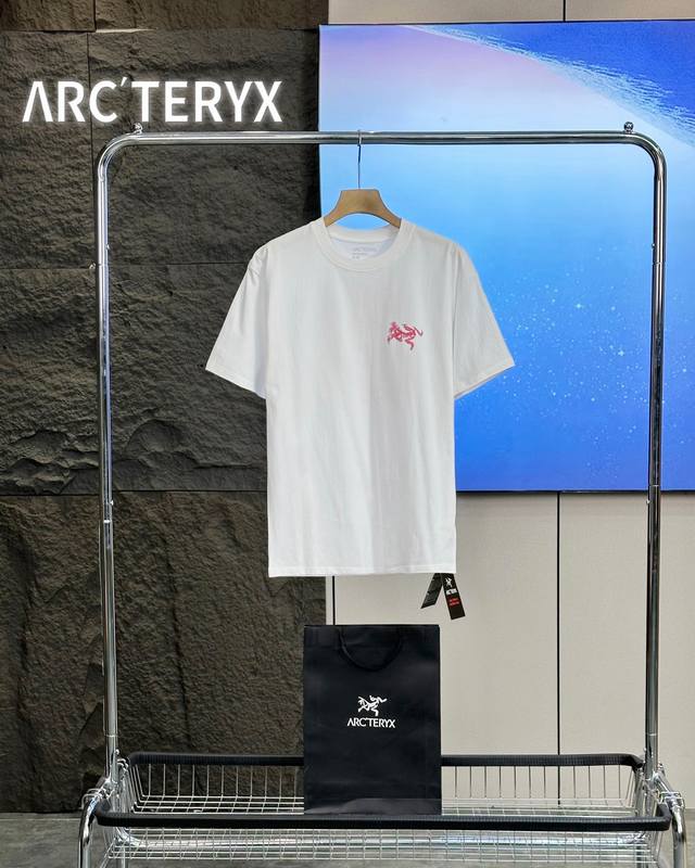 110 高品质 arc`Tery/始祖鸟油墨印花短袖T恤【全新天花板级别】 【1】前幅的图案是始祖鸟设计款 【2】印花采用进口胶浆工艺，经过对印刷网版进行技术处
