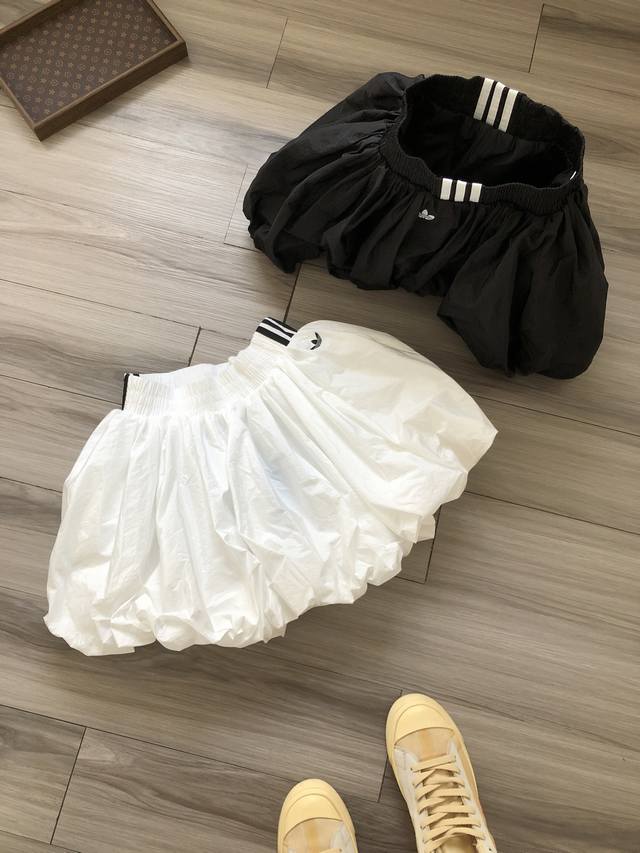 140 Adidas Orginals Bubble Skirt W 系列阿迪 三叶草 三条杠 前后徽标刺绣 女款宽松休闲短裙蓬蓬裙 颜色：白色 黑色. 材质：