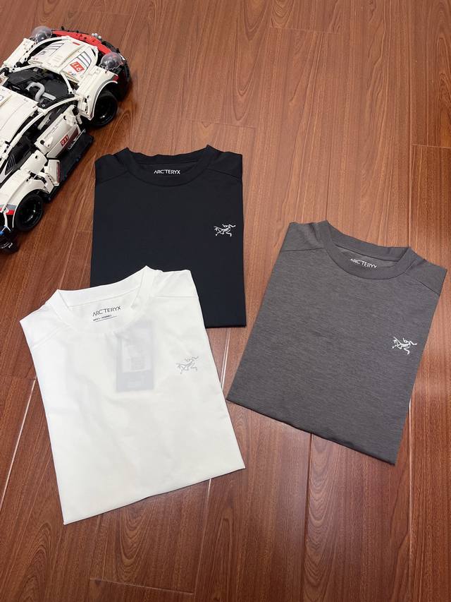 p120 始祖鸟Arc'teryx 男女速干短袖T恤 。 这个系列设计理念是极简主义的体能风格，创造出不受限制、多种可能的个人风格～ 情侣款运动宽松速干系列，柔