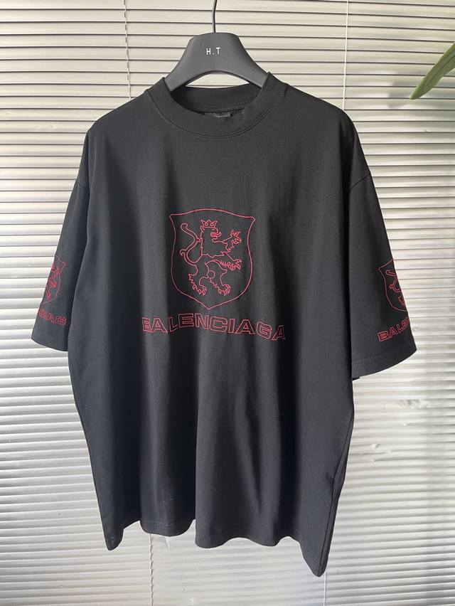 上新130！面料采用巴黎Zp定织定染全棉双纱紧密棉.克重260克， 布面干净.布纹清晰.柔软舒适.色牢度好.不易变色。 螺纹釆用定织定染无色差。绣花釆用田岛绣花
