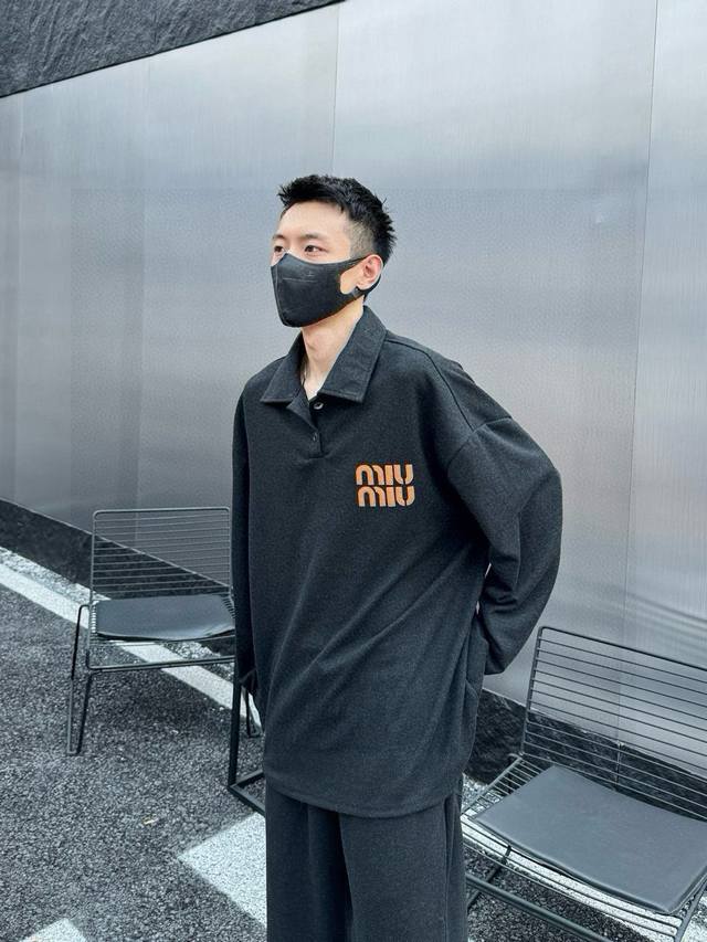 P160 品名：Miumiu/缪缪 24Ss新款翻领卫衣徽标刺绣字母Logo休闲简约上衣男女同款 版型；宽松 面料：绒面 颜色： 黑色 尺码M-L-Xl 胸围