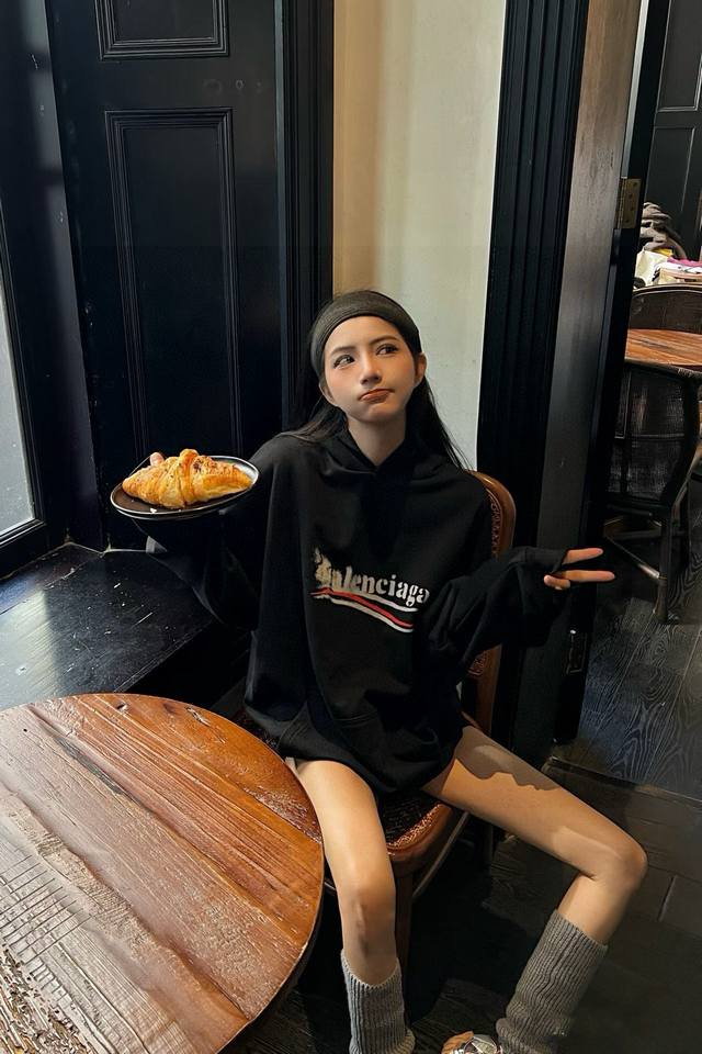 p180 【高品质】 品名：巴黎世家/Balenciaga24Ss秋冬新款模糊可乐波浪印花连帽卫衣男女同款 版型；宽松版 面料：纯棉双面面料 颜色： 黑色 尺码