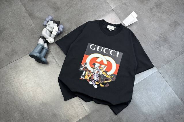 90潮牌Gucci古驰三色印花短袖！选择了它作为今天的主角，我开始搭配我的日常Look。这件Gucci短袖，不仅质地优良，触感细腻，更让我瞬问被它的时尚气质所吸