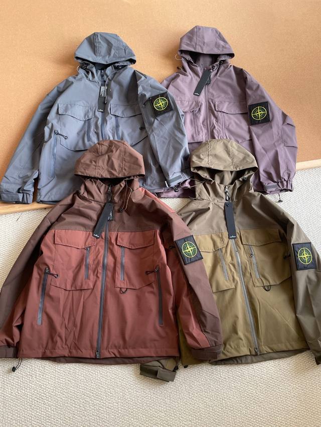 240拿货 【Stone Island 石头岛大口袋拼接拉链宽松冲锋衣外套】 石头岛春季新品冲锋衣外套推荐 3D剪裁 立体大口袋拼色设计 防风防水拉链 袖口下摆
