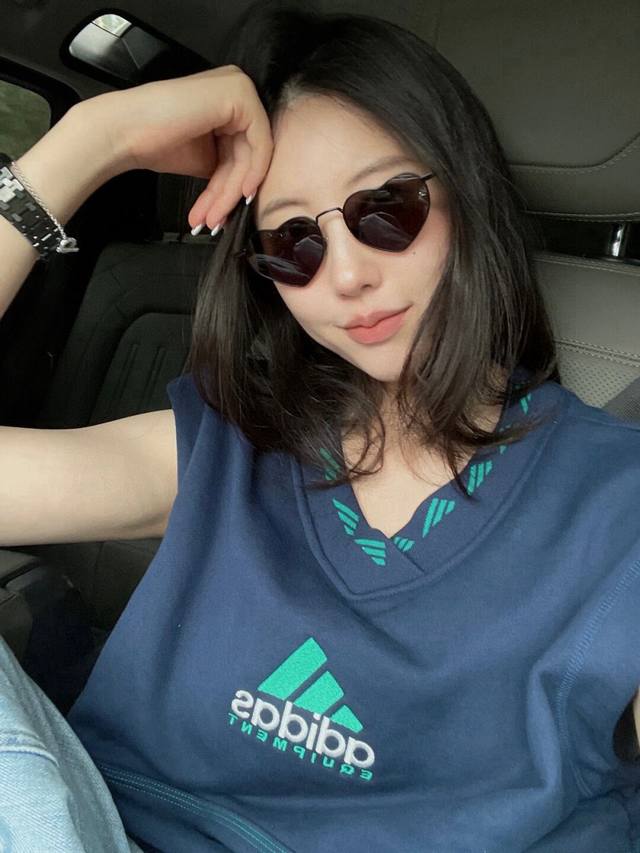 140 adidas阿迪达斯Jennie同款Ad字母Logo刺绣复古运动叠穿背心马甲 款号：25672302282 颜色：藏青色 尺码：Sml（男女同款） s胸