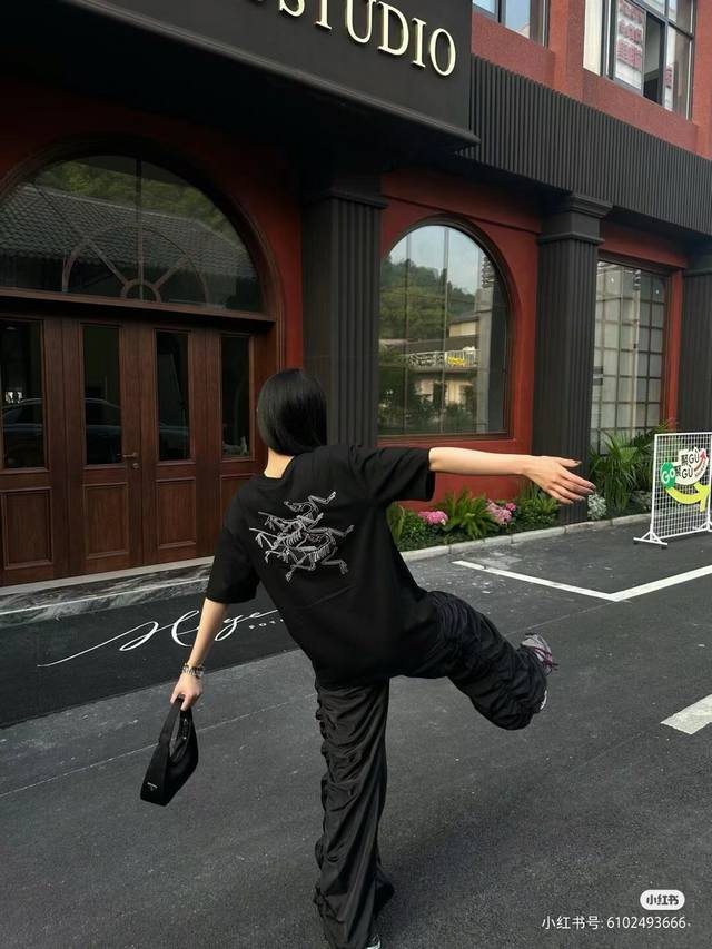 上新70 始祖鸟经典基础款后背重叠Logo情侣款短袖T恤，男女同款，你值得拥有绝佳夏季穿搭必备单品 经典百搭永不过时系列，男女同款 情侣可搭 甄选纯棉260G面