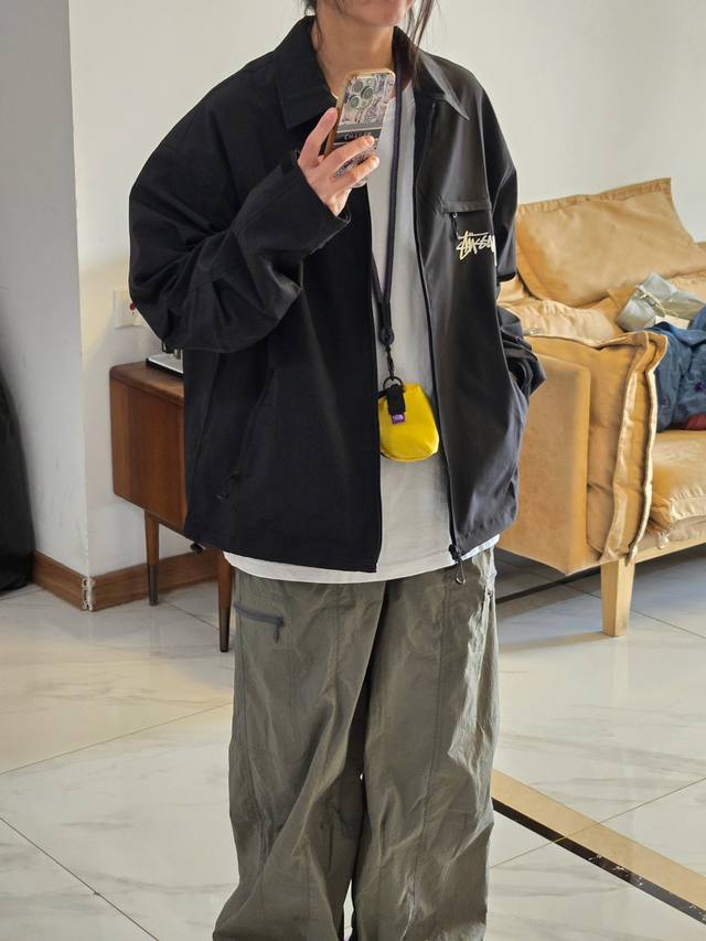 200 【Stussy 斯图西25春季新品字母刺绣底特律翻领夹克外套】 斯图西春季新款外套 底特律翻领夹克 微宽松版型 落肩剪裁 上身随性自然 胸口拉链口袋 高