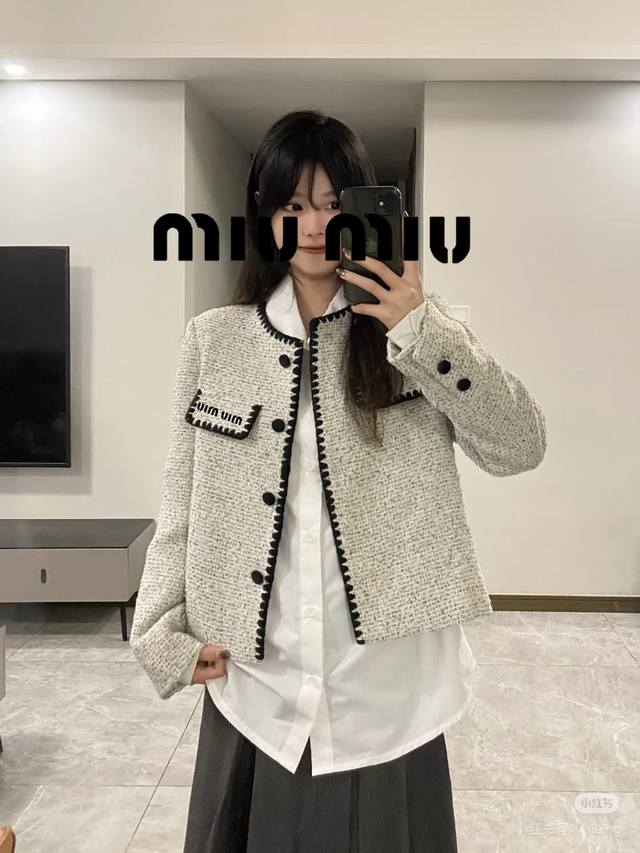 170（三标齐全 ） 拥抱春日浪漫：Miu Miu 春季新款开衫外套 宝子们，Miu Miu 春日时尚炸弹来袭！这款春季新款法式风开衫外套，堪称春日高级感与浪漫