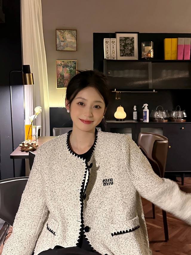 170（三标齐全 miu Miu 春季封神外套！法式圆领短款针织衫来袭 宝子们！挖到 Miu Miu 春季王炸单品啦！这件法式圆领短款外套直接封神，穿上秒变优雅