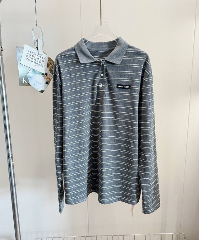 价格：￥130 品名：Mium*U 全新徽标高级灰条纹Polo长袖衫 尺码：M.L 颜色：条纹 高级灰色气质住了，买回去绝对是你穿不腻的款，现在做内搭单穿都可！