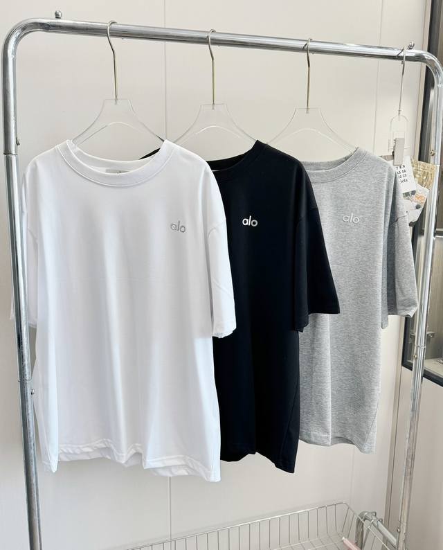价格：￥100 品名：Alo基础立体Logo百搭短袖 尺码：S.M.L 颜色：白色/黑色/灰色 这种基础百搭色系就不用多说啦，每天都少不了好看的百搭白短袖。这款