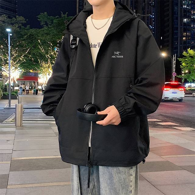 上新160 arc'teryx/始祖鸟连帽冲锋衣外套 始祖鸟25年春季新款，专柜同步新品！ 高品质的货！ 喜欢的千万别错过。 柜子同步款！ 贸易公司出口订单货，