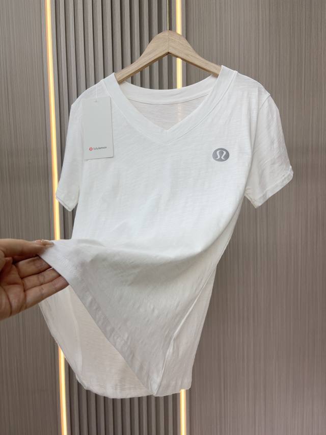 140/包，一包两件！顶奢面料的外贸订单！Lulu2025春夏新款女士竹节棉呼吸V领短袖T恤！会呼吸的面料，竹纤维Upf80+高强度隔离紫外线，超大牌同款料子，