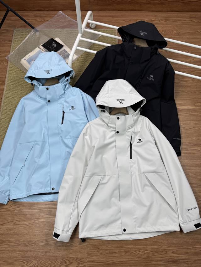 330 骆驼最新款情侣户外冲锋衣 傲视全网，最新科技面料， 全身压胶技术内里绒面，今年最新的设计， 市面没有的奢侈级冲锋领+全身压胶 东西我们今年上的也不少 此
