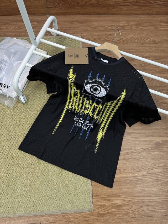 140【纯原臻品 】【顶级原版复刻】 - Burberry博柏利 Ss23 字母Logo印花圆领宽松休闲套头针织短袖T恤 情侣款 - 情侣之间的甜蜜，也可以用时