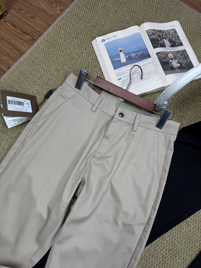 细节图#200 巴宝莉Burberry春夏新款男士刺绣Logo抗皱牛奶丝休闲西裤， 绝对会让你帅气十足专柜同步， 经典斜插口袋款式，小直筒版型，后袋经典刺绣战马
