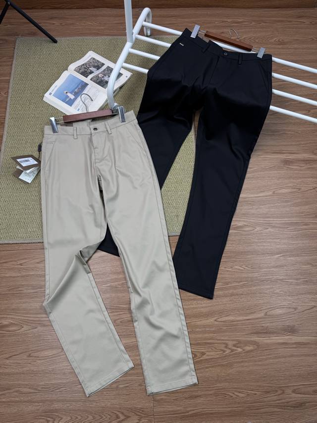 200 巴宝莉Burberry春夏新款男士刺绣Logo抗皱牛奶丝休闲西裤， 绝对会让你帅气十足专柜同步， 经典斜插口袋款式，小直筒版型，后袋经典刺绣战马Logo
