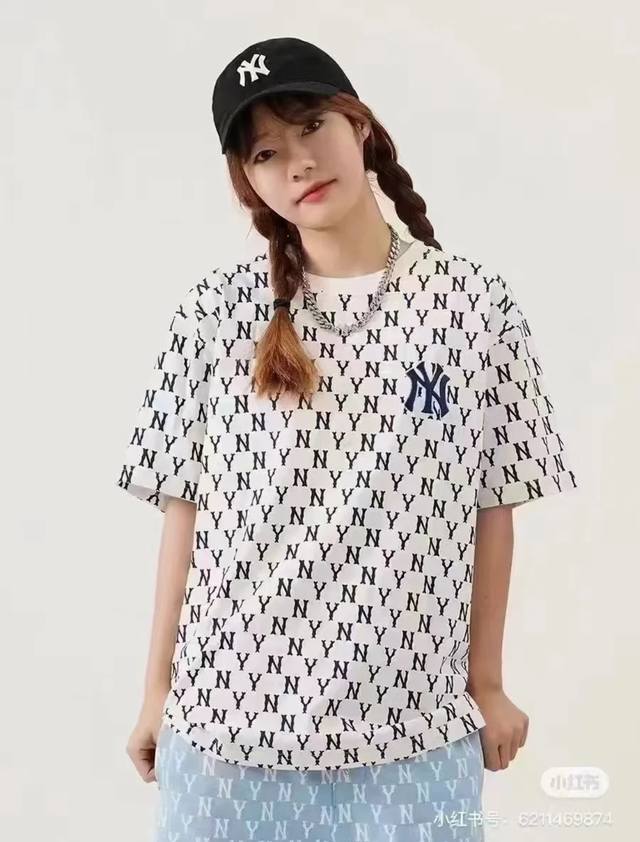 模特图#110 mlb 男女情侣满印系列运动T恤休闲满印短袖25春夏季新款 三标齐全，吊牌可以扫码验证，一衣一码！原厂包装！领口压条保证舒适性！高端品质2025