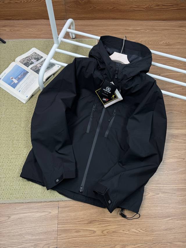 430 kolon Sport全压胶 连帽夹克冲锋衣 可隆户外这款衣服款式属于高定版的冲锋衣夹克款 上身非常的潮，户外运动徒步登山面料采用轻量，面料轻质防风，且