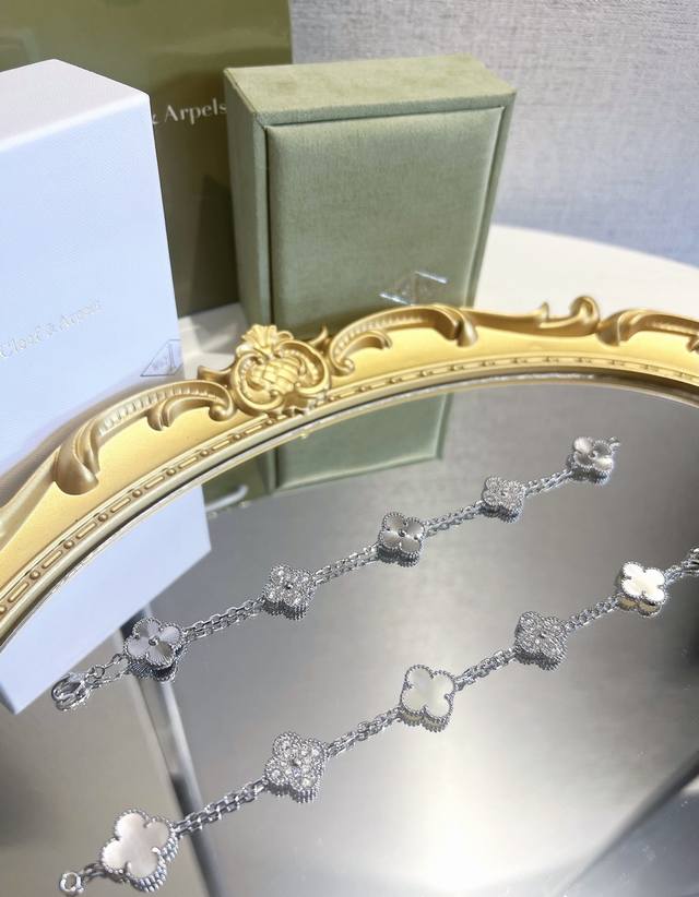 150 原单版本 梵克雅宝Vca白金系列 超级适合春夏 清冷的颜色 两色可选 【白贝间钻】白贝折射出不同的光泽 柔软仙气 【镭射间钻】镭射超级闪耀 搭配镶钻花朵