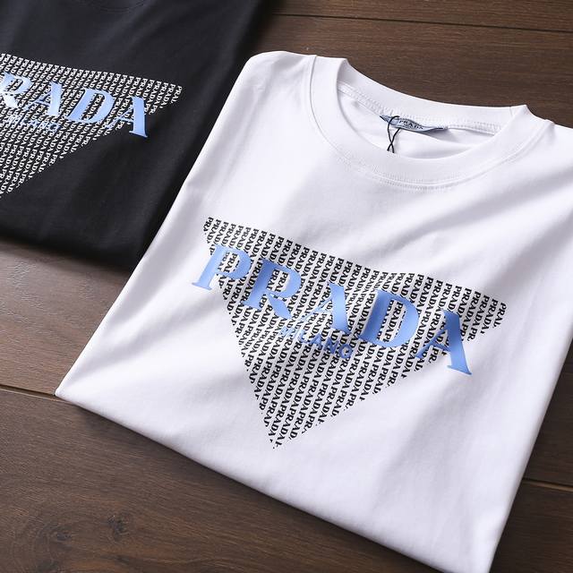p130 严选好货！普拉达Prada新款男女圆领短袖T恤！经典时尚款，客供水洗丝光棉质感面料，柔软亲肤，舒适透气！胸前精美Logo印花，定织螺纹领口，领里压条，