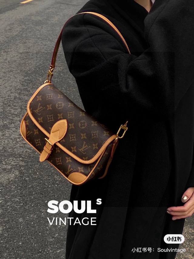 210 lv法棍邮差包 louis Vuitton/路易威登 Lv 2021Ss 复古马鞍邮差包 肩带 高版本 专柜预定款斜挎包，由Monogram与Monog
