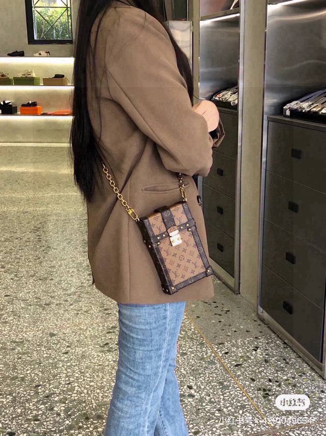210 lv Trunk Vertical 手机包 精致女孩必备 能放得下Max，1：1品质 海外订单，原单Lv Trunk 采用全方位Monogram图案和金