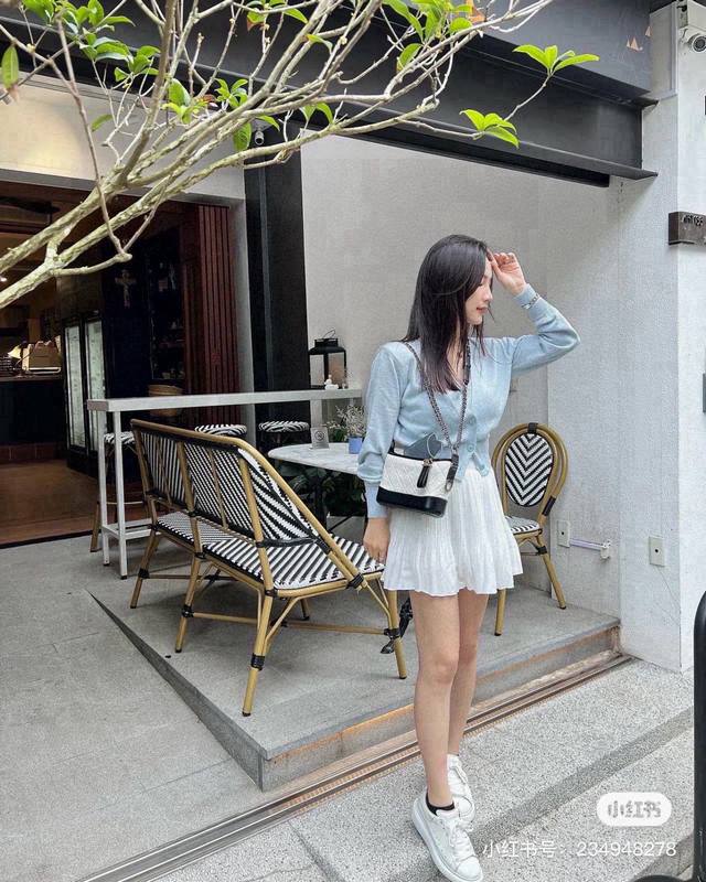 230 chanel 香奈儿流浪包白色 由老佛爷亲自操刀设计，受娱乐圈女明星刘雯、赵丽颖、迪丽热巴、欧阳娜娜等钟爱的这款 Chanel 流浪包，究竟有什么特别之