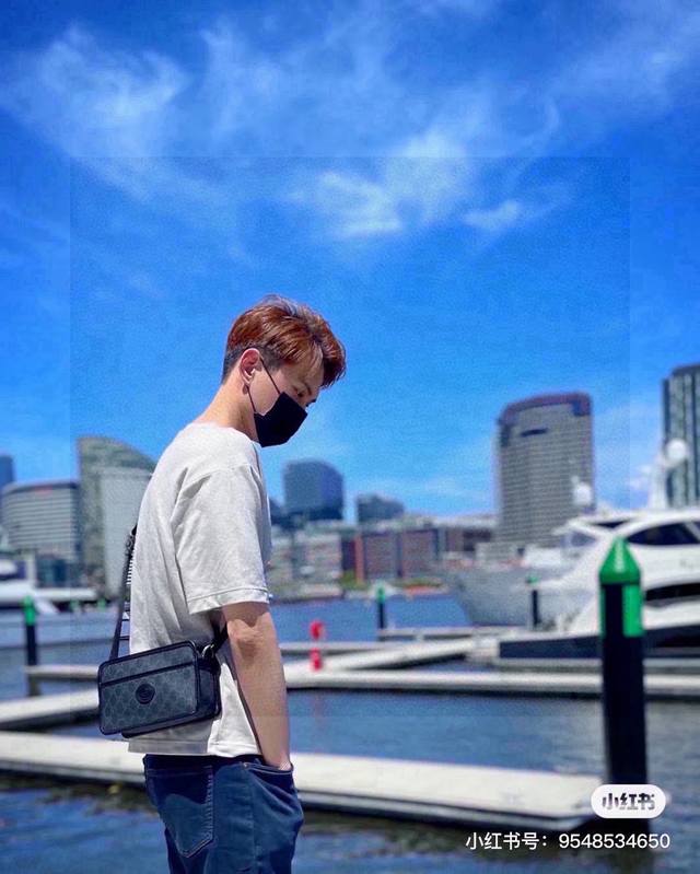 230 gucci 古驰Retro 黑色相机包 吴磊弟弟同款 经典老花元素，满满的Gucci风 有了它，其它相机包瞬间不香了 比烂大街的虎头包更耐看 方正正的包