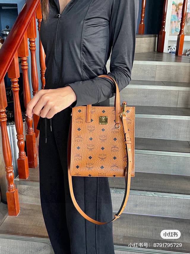 200 mcm 手提包，送小狗挂件 mcm 新品手提袋，真是方便又实用哦！ 包型立体，特别的有型，大小刚好，款式简约大气，采用宽肩带的设计，背起来特别舒适～ 且