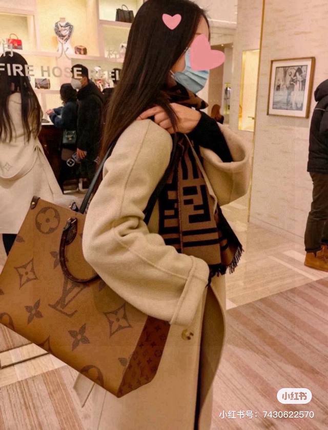 210 lv Onthego 丛林包大号 这款包不用多说，是驴家不可多得的一款大火包之一了，出镜率嘎嘎高！ 首先还是要夸一夸颜值的！无敌的大气！自带气场！如果觉