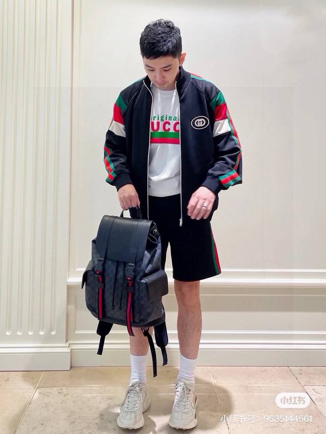 270 gucci 古驰双肩包 这款无疑是Gg家最火的一款双肩包了，颜值＋性价比，绝对值得入手！ gg 图案以不寻常的黑色和灰色组成，并配有织带和黑色皮革饰面，
