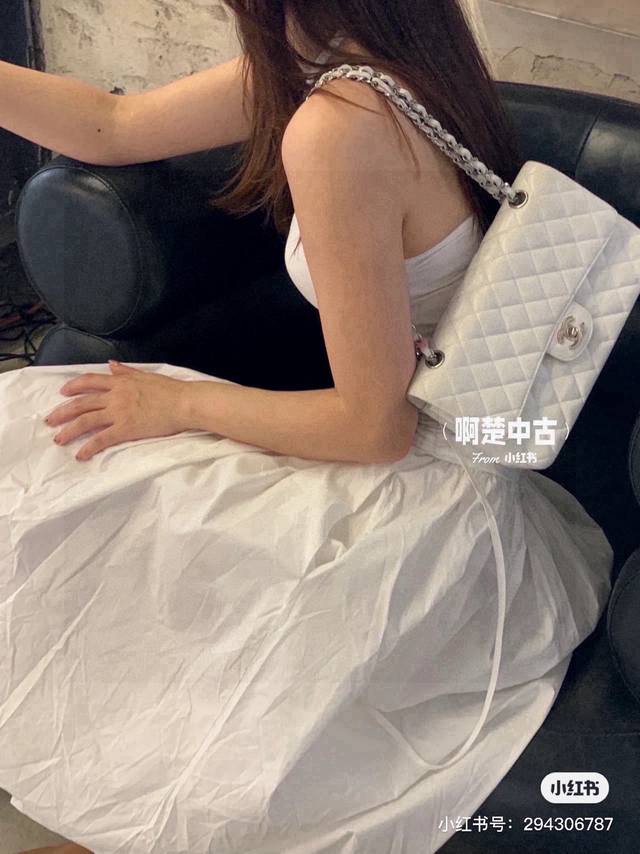 220 chanel 香奈儿 Cf 鱼子酱仙女白 实足名媛范，经典的Cf就是有着让人一见倾心的魅力，走到哪里都是移动的高雅标签。 纯白色散发着文雅娴淑的女神范儿