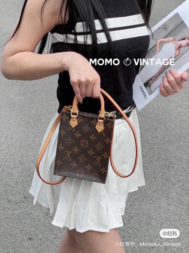 160 lv Mini 琴谱包 颜值爆表 百搭便携 永不过时 史诗难买的一款包包之一，超级无敌可爱！ 1、百搭，这是最大的优点！ 2、虽然是个小Mini包，但是