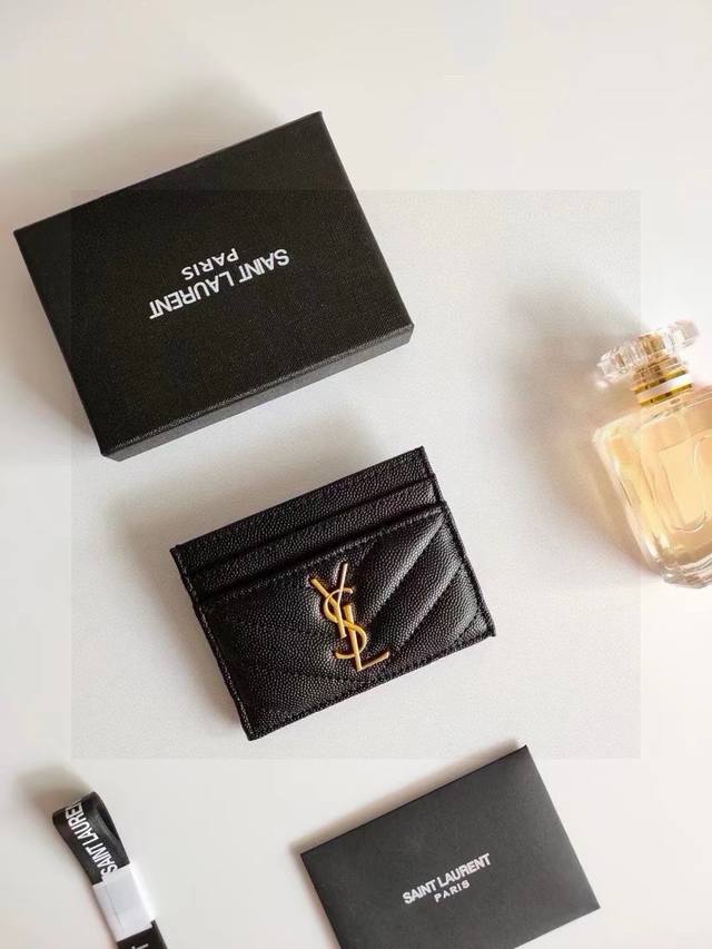 90 ysl 圣罗兰鱼子酱卡包 （金/银）两色可选 共四个卡位+一个零钱位 可放身份证、银行卡等各种卡 给你的卡安一个家 再也不用在包包里翻来覆去的找卡了 强烈