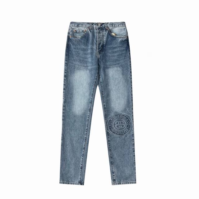 上新供200 Stussy X Levi's 李维斯150周年浮雕牛仔裤 街头鼻祖Stussy热度不减持增美式工装穿搭指南简约复古每季单品都极具吸引力 这次和李