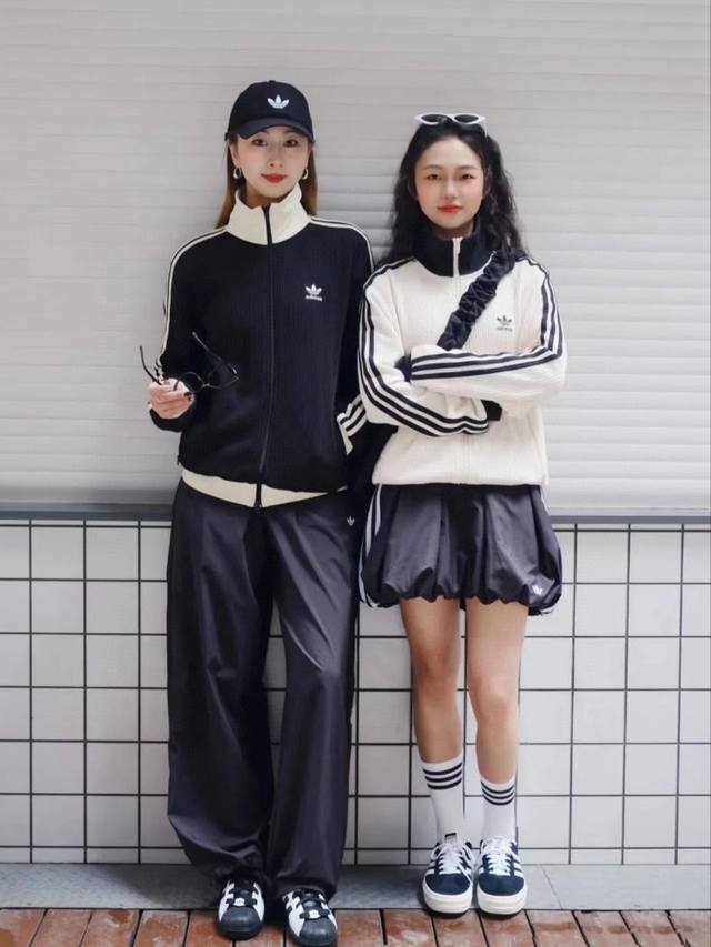 180 adidas 阿迪三条杠华夫格直筒休闲裤 版型真的超级超级正！ 舒适的面料带来自在的呼吸 整条舒适又休闲的裤子来唤醒沉睡的身体 可随意日常搭配不费劲就能