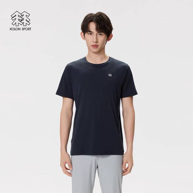p120 Kolon Sport可隆夏男士圆领短袖吸湿速干T恤亲肤防晒Upf70+上衣T。夏Upf70+防晒抗菌上衣.Kl后字母圆领体恤这款T恤主打功能性与舒适
