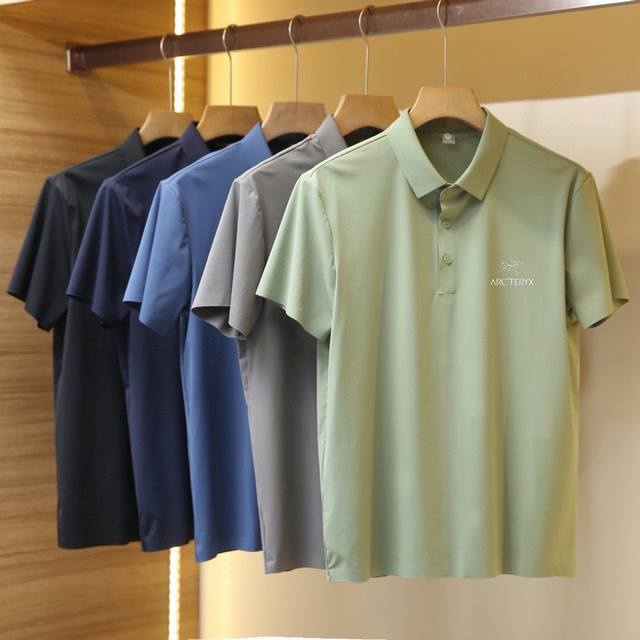 跑量福利。供90。Arc’Teryx 始祖鸟冰丝速干Polo衫 百分之七十六的锦纶和二十四的氨纶混合面料 ，弹力十足，水洗不变形 ，这款面料是订制面料，上身超级