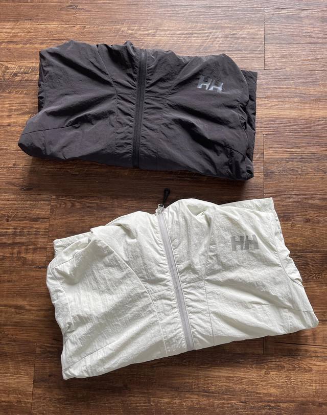 340 Helly Hansen/Hh 2025春季新款 元旦户外都市休闲上衣 宽松防泼水连帽短外套女！！ 给大家推荐个出游必备的小外套，简直太棒了，轻便防风透